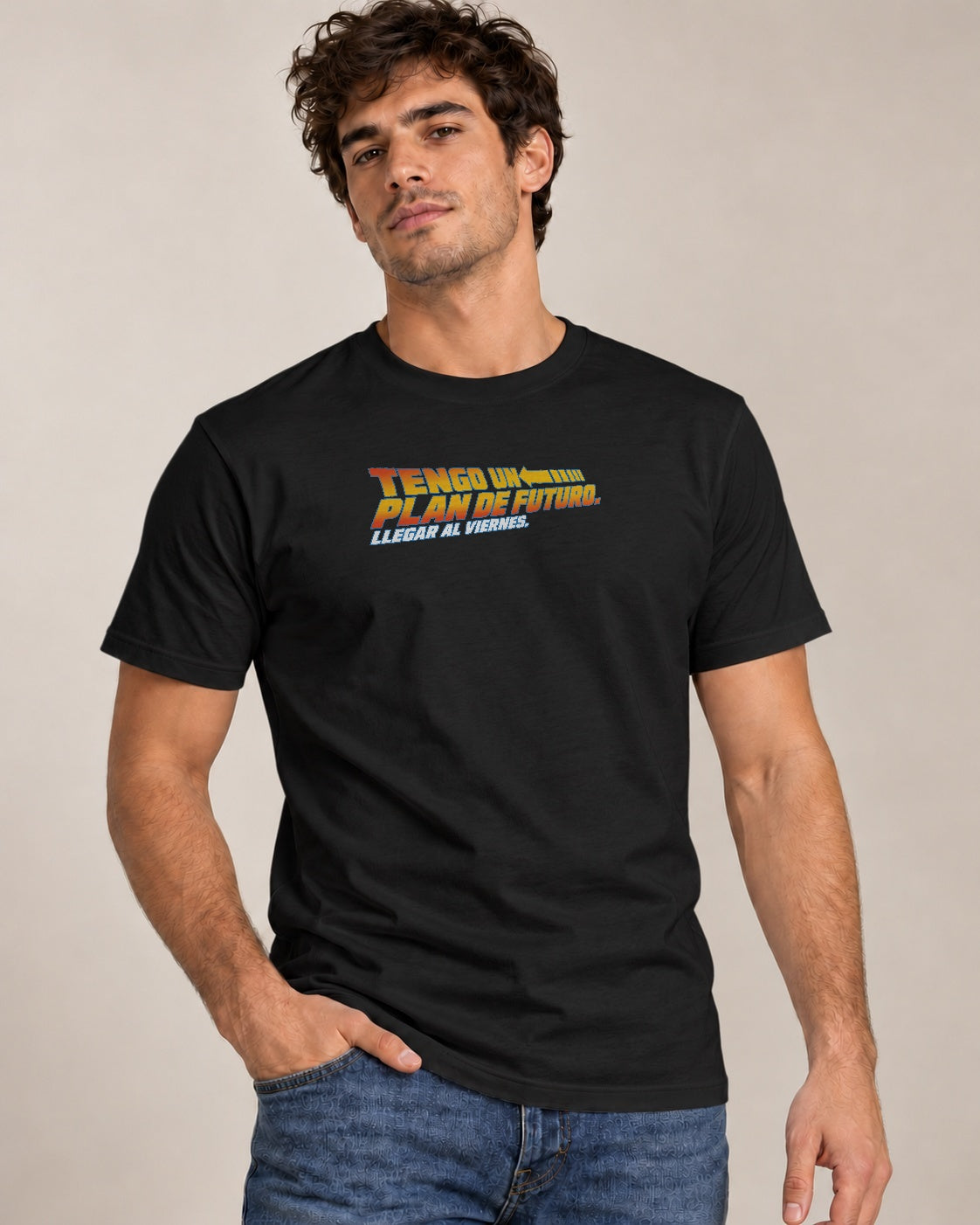 Mockup con modelo: camiseta Plan de futuro negra